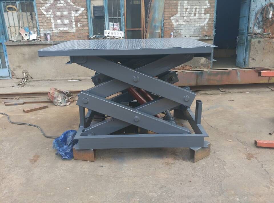 章丘造纸机械厂定制固定升降平台，台面1750*1350mm,载重2吨，升高1.2米，济南坤宇升降机械，专业的升降机，升降平台，剪叉升降机，剪叉式升降平台专业制作商，电话053184239878