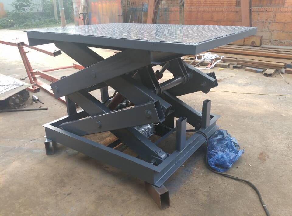 章丘造纸机械厂定制固定升降平台，台面1750*1350mm,载重2吨，升高1.2米，济南坤宇升降机械，专业的升降机，升降平台，剪叉升降机，剪叉式升降平台专业制作商，电话053184239878